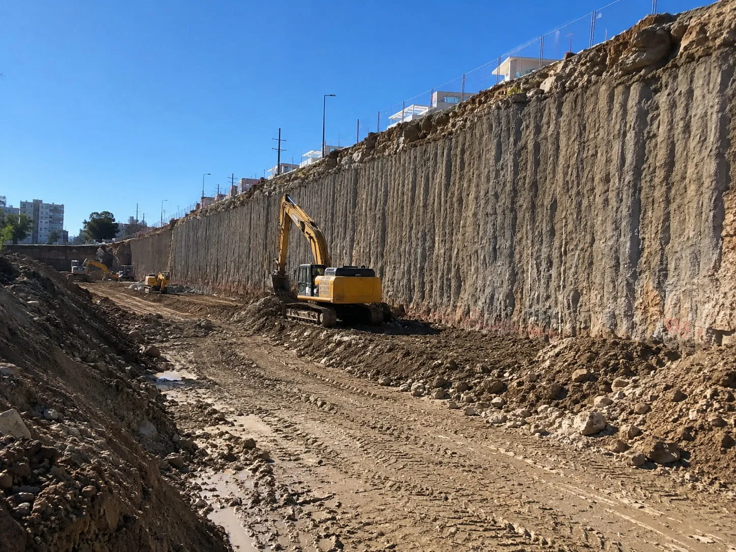 Engineered retaining wall running the length of a commercial excavation in Auckland
